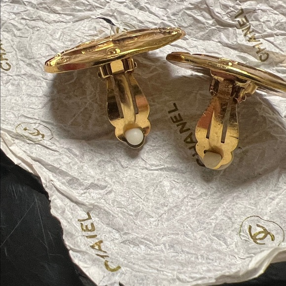 AUTHENTIC Vintage Hammered Button CHANEL CC Logo Circle #2853 Gold color Clip-On - Picture 11 of 13